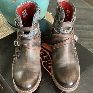 Freebird Belfast SZ 9 NIB 🦅